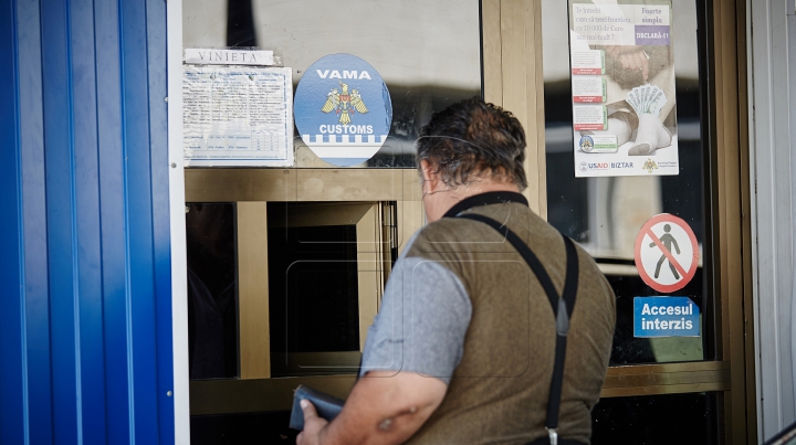 Vameşii au confiscat un lot de mărfuri care nu au fost declarate de un şofer de microbuz la Leuşeni