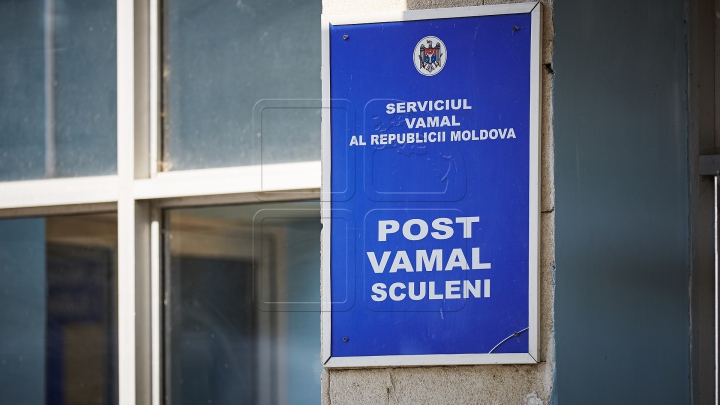 Un camion, percheziţionat la postul vamal Sculeni. Şoferul nu a declarat tot ce ducea (FOTO)