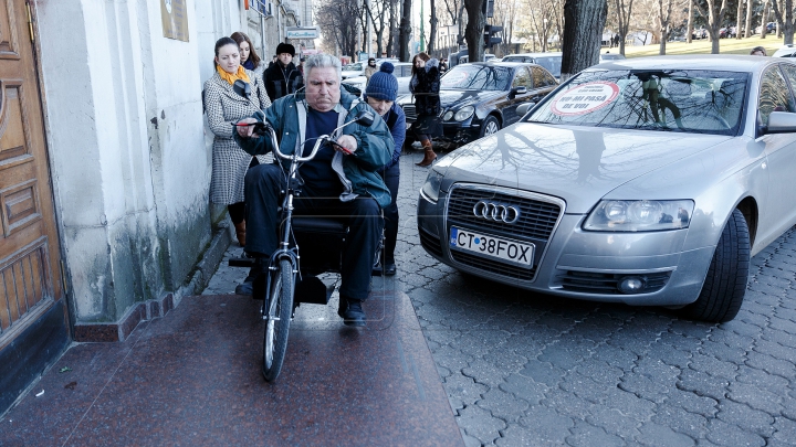 Au parcat ca în România și au fost pedepsiți. Ce au pățit câțiva șoferi din Chișinău (FOTOREPORT)