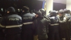 Un protestatar violent a fost reţinut de forţele de ordine în faţa Parlamentului (VIDEO)