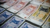 Moldovenii primesc mai puțini bani din străinătate. Volumul transferurilor în 2015