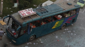GROAZĂ în China. Un microbuz cu peste 40 de oameni la bord a luat foc