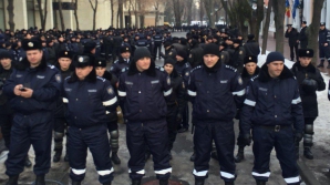 (FOTO) O garnizoană întreagă în faţa Reşedinţei de Stat. Nimeni nu ştie CE SE ÎNTÂMPLĂ