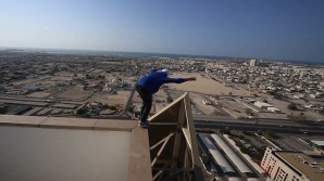 Se joacă cu moartea! Un tânăr i-a făcut pe internauți să-și țină respirația de uimire (VIDEO VIRAL)