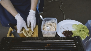 "Hrăneşte un student flămând". CONCURSUL INEDIT organizat de tineri de la mai multe universităţi