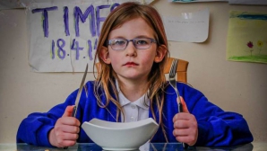 Un copil de şapte ani are o afecţiune rară! Niciodată nu-i este foame, nu oboseşte și nu simte durere