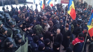 Protestele au paralizat circulaţia rutieră din centrul Chişinăului