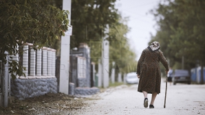 Vârsta nu este un motiv de tristeţe pentru bătrânii din Varniţa. Cum îşi petrec timpul frumos