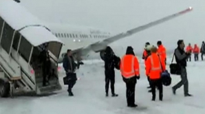 Incident aviatic în România. Un avion a ratat aterizarea și a ieșit de pe pistă (FOTO)