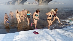 Italienii şi olandezii au respectat tradiţia. IATĂ cum s-au bălăcit în apa rece ca gheaţa