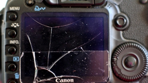 Responsabilul de pază al Platformei DA i-a sechestrat şi i-a defectat camera unui operator