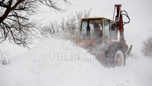 SE PREGĂTESC să dea piept cu viscolul. Drumarii se aşteaptă la ce-i mai rău  