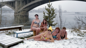 "Mă simt de parcă îmi iau zborul!" Mii de credincioşi ruşi s-au scufundat în apele reci ca gheaţa 