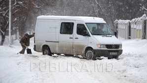 Zăpada a cauzat probleme şoferilor. Cei mai nefericiţi au fost taximetriştii 