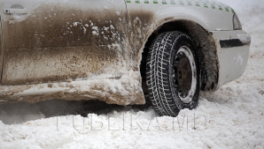DISTRACŢII PERICULOASE! Nebunia unor tineri din Moldova pe drumurile înzăpezite (VIDEO)