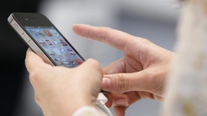 A murit din cauza smartphone-ului. O tânără mergea cu ochii în telefon şi a căzut într-un râu