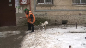 O viaţă cu mătura-n mână. Povestea unei angajate a întrepridnerii de salubritate din Chişinău