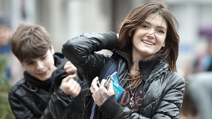 Să nu vă speriaţi dacă o persoană necunoscută vă îmbrăţişează astăzi. IATĂ DE CE