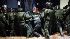 IMAGINI care nu au nevoie de comentarii! Parlamentul Republicii Moldova, luat sub asediu (VIDEO)