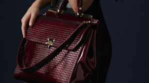 Geanta unei angajate de la Gazprom a ajuns în mâinile hoților! GREU DE CREZUT cât valorează accesoriul