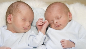 INCREDIBIL! Sunt frați gemeni, însă s-au născut în ani diferiți