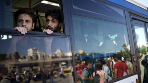 Gest incredibil! Ce a făcut un politician german cu un autocar plin cu refugiați