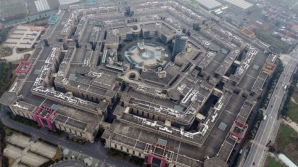 Un mall gigantic, construit după modelul Pentagonului, zace aproape abandonat (FOTO)