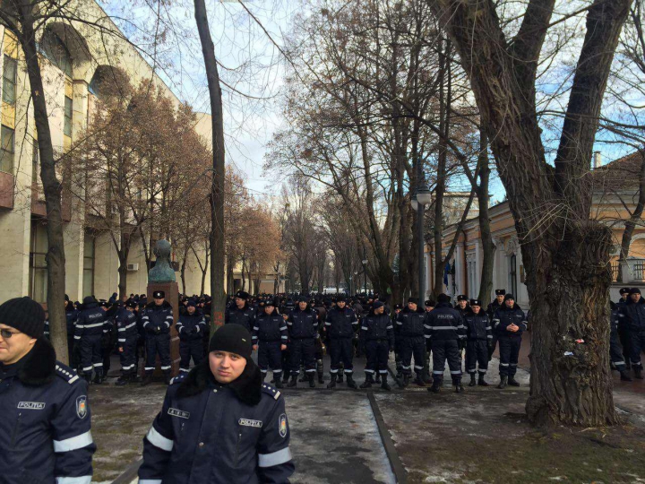 (FOTO) O garnizoană întreagă în faţa Reşedinţei de Stat. Nimeni nu ştie CE SE ÎNTÂMPLĂ