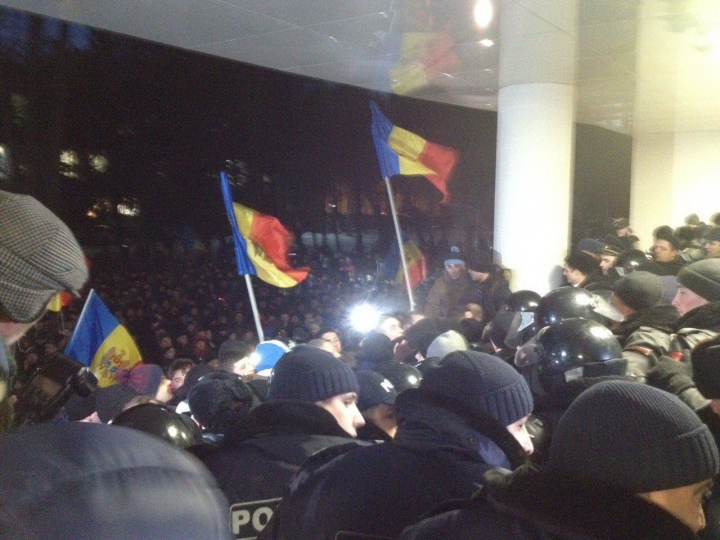 VIOLENŢE LA PARLAMENT! Protestatarii se îmbrâncesc cu poliţiştii şi au intrat cu forţa în Legislativ (FOTO/VIDEO)