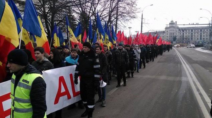 Tensiuni în Capitală! Coloana PSRM nu a fost lăsată să treacă prin PMAN de cei de la Platforma DA