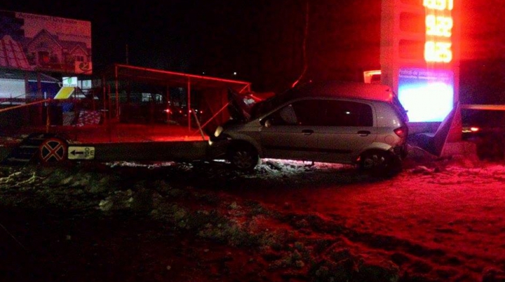 ACCIDENT GROAZNIC la Chişinău! Un bărbat a fost STRIVIT de un stâlp de electricitate (FOTO/VIDEO)