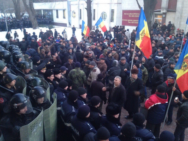 VIOLENŢE LA PARLAMENT! Protestatarii se îmbrâncesc cu poliţiştii şi au intrat cu forţa în Legislativ (FOTO/VIDEO)