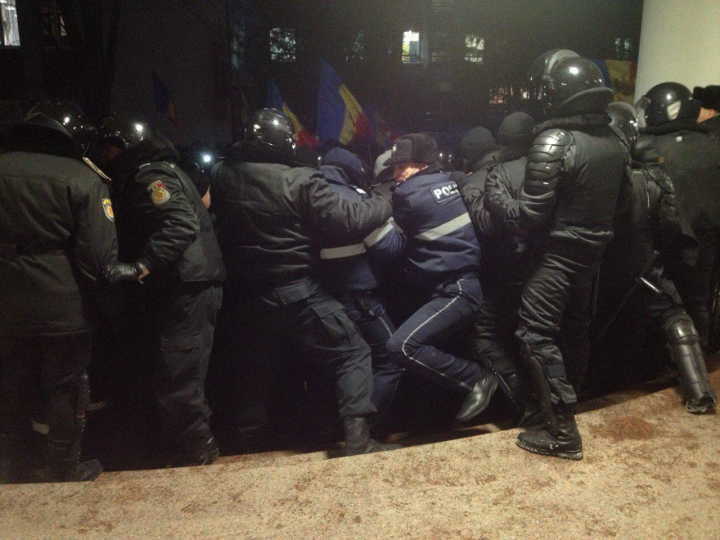 VIOLENŢE LA PARLAMENT! Protestatarii se îmbrâncesc cu poliţiştii şi au intrat cu forţa în Legislativ (FOTO/VIDEO)