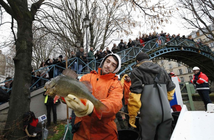 INCREDIBIL ce "comori" au descoperit muncitorii angajaţi să cureţe un canal din Paris (FOTO)