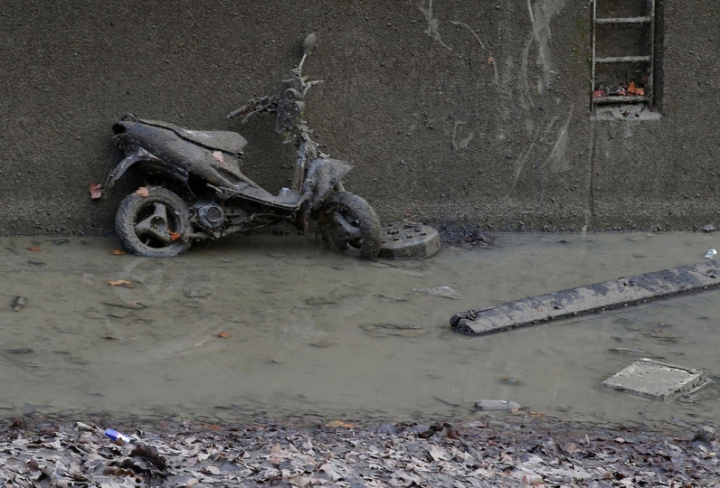 INCREDIBIL ce "comori" au descoperit muncitorii angajaţi să cureţe un canal din Paris (FOTO)