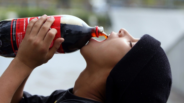 Ce se întâmplă dacă bei 10 doze de Coca-Cola pe zi, timp de o lună (FOTO/VIDEO)