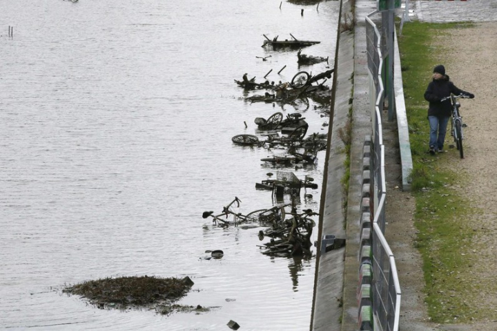 INCREDIBIL ce "comori" au descoperit muncitorii angajaţi să cureţe un canal din Paris (FOTO)