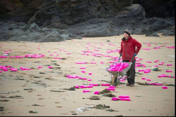 Catastrofă ecologică! Zeci de bidoane de detergent au împânzit o plajă din Marea Britanie (FOTO)