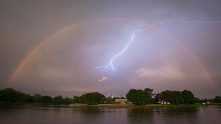 Una la un milion. Ce a surprins un fotograf într-un curcubeu lovit de fulger (FOTO)