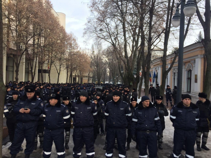 (FOTO) O garnizoană întreagă în faţa Reşedinţei de Stat. Nimeni nu ştie CE SE ÎNTÂMPLĂ