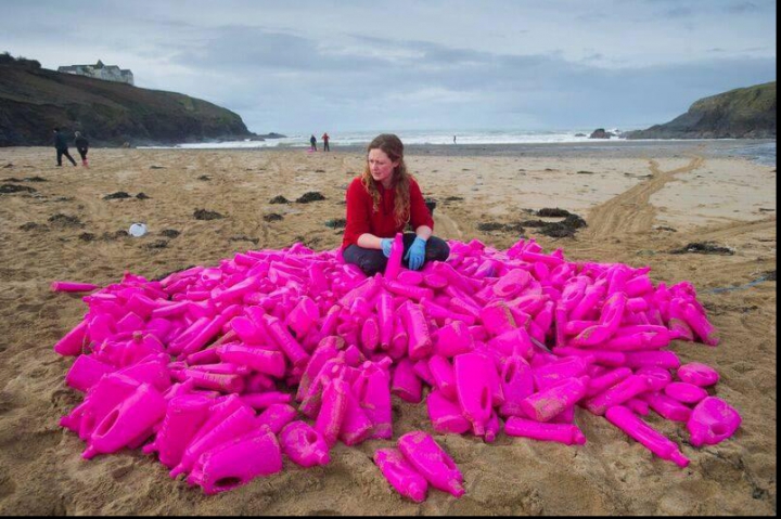 Catastrofă ecologică! Zeci de bidoane de detergent au împânzit o plajă din Marea Britanie (FOTO)