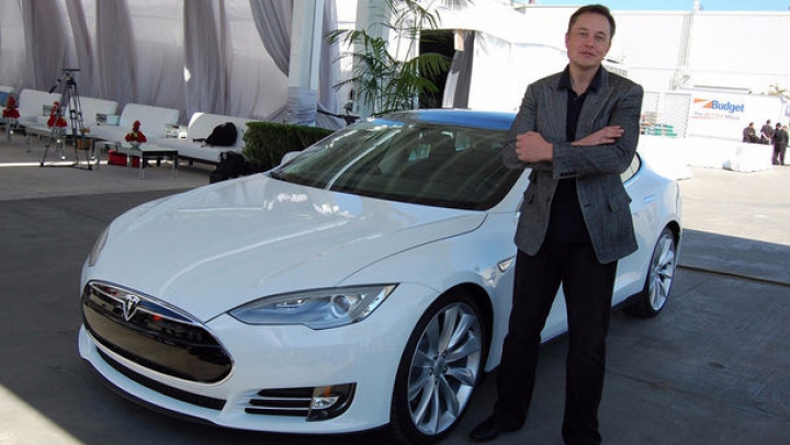 Vin vremuri grele pentru maşinile Tesla. Cauza anunţată de Elon Musk