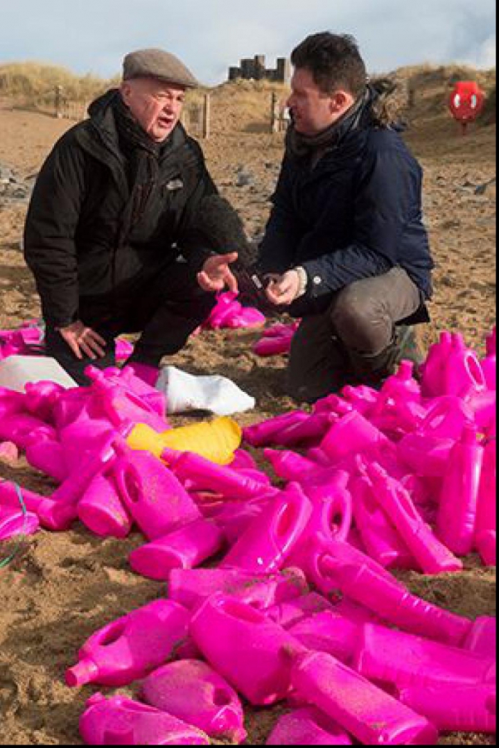 Catastrofă ecologică! Zeci de bidoane de detergent au împânzit o plajă din Marea Britanie (FOTO)