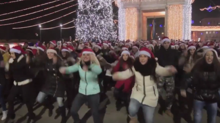 FLASHMOB GRANDIOS în centrul Capitalei. Ce au făcut zeci de crăciunei și crăciunițe (VIDEO)