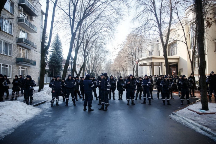 (FOTO) O garnizoană întreagă în faţa Reşedinţei de Stat. Nimeni nu ştie CE SE ÎNTÂMPLĂ
