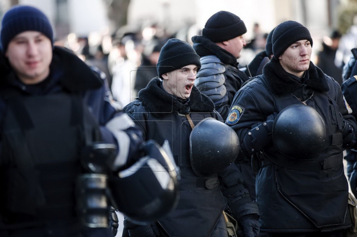 (FOTO) O garnizoană întreagă în faţa Reşedinţei de Stat. Nimeni nu ştie CE SE ÎNTÂMPLĂ