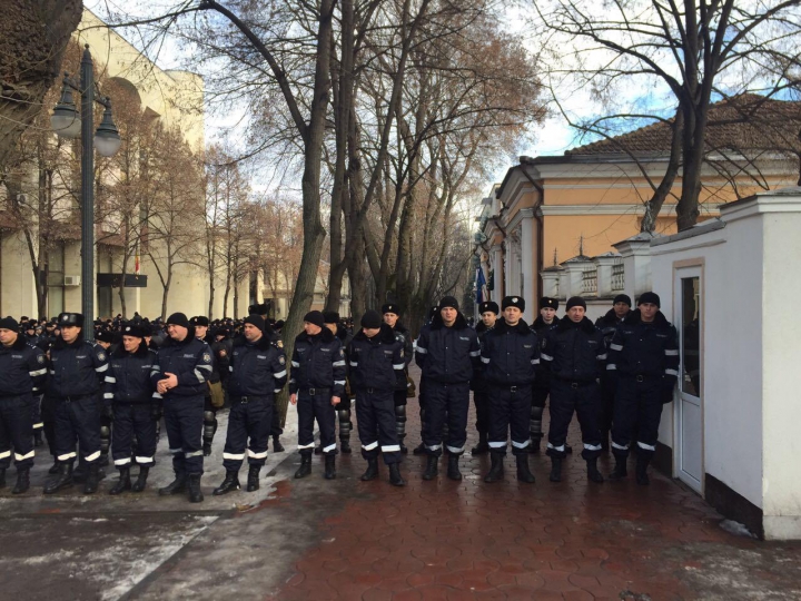 (FOTO) O garnizoană întreagă în faţa Reşedinţei de Stat. Nimeni nu ştie CE SE ÎNTÂMPLĂ