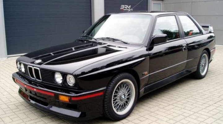 Un neamţ vinde un BMW M3 din '92 cu 300.000 de euro. Ce are maşina atât de special (FOTO)