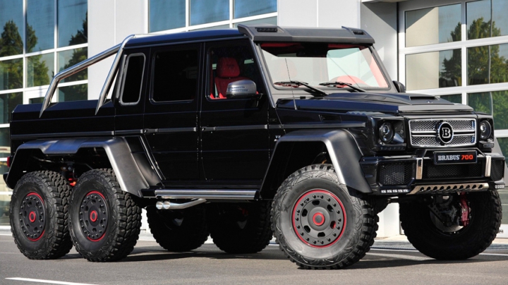 MONSTRU RĂSTURNAT! Un Brabus G63 AMG 6X6, cu roţile în aer în mijlocul drumului (VIDEO)