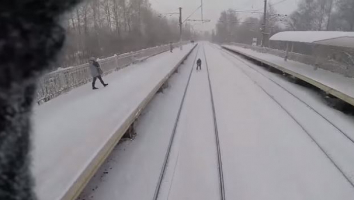 VIRAL pe Internet! Un tânăr rus s-a legat de un tren ca să schieze. Vezi ce a urmat (VIDEO)